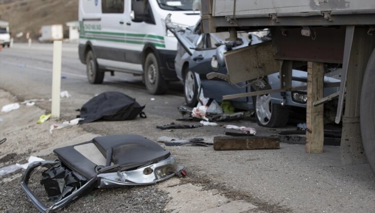 Ankara’da Otomobilin Tıra Çarpması Sonucu 2 Kişi Hayatını Kaybetti, 4 Kişi Yaralandı