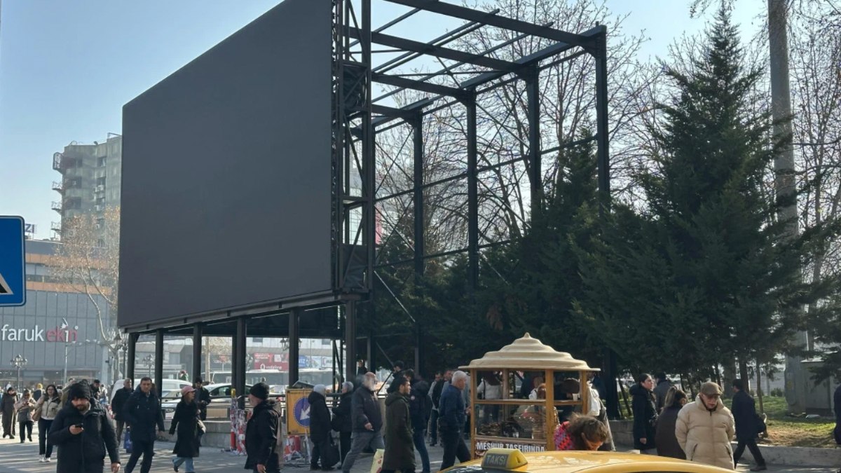 Ankara’da tarihi alana dikilen reklam panosu yargıya taşındı