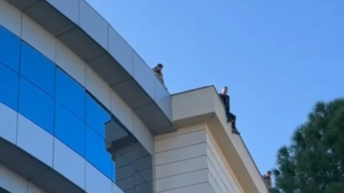 Torbalı Belediyesi’nde intihar girişimi: Maaşlarını alamayan işçiler belediye binasının çatısına çıktı!