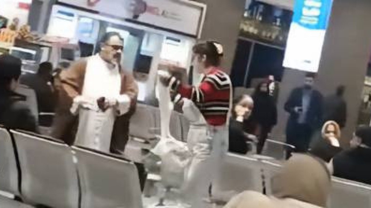 İran’da kendini uyaran mollanın sarığıyla başını kapattı