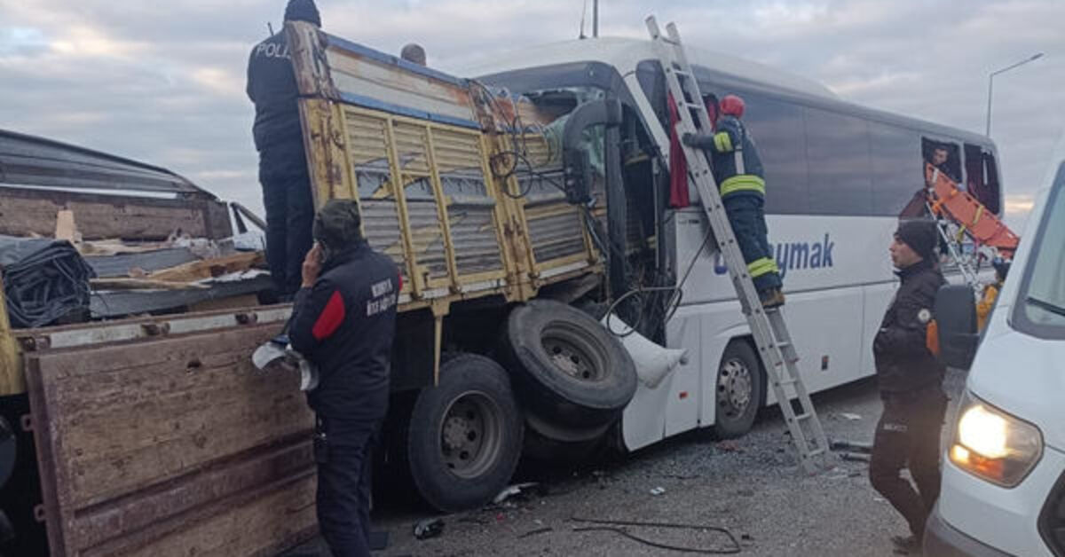Otobüs kamyona çarptı! Can kayıpları var