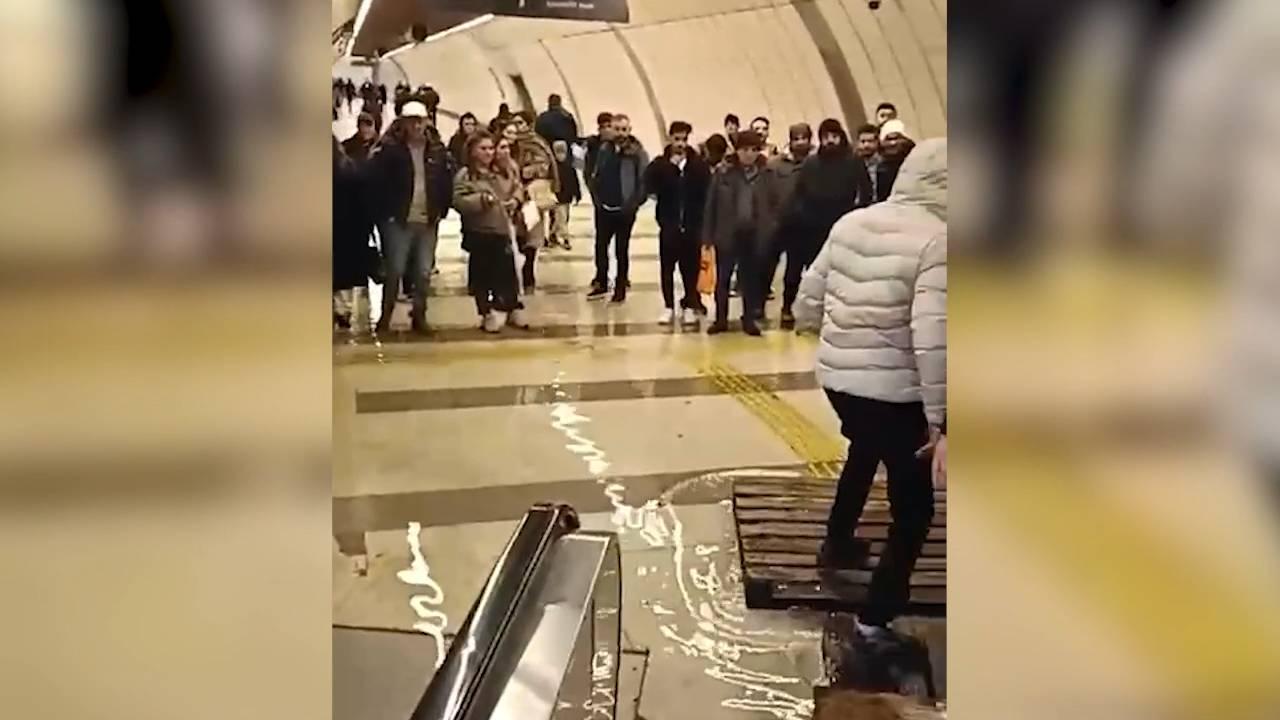 Metrobüs durağına bağlanan alt geçidi su bastı