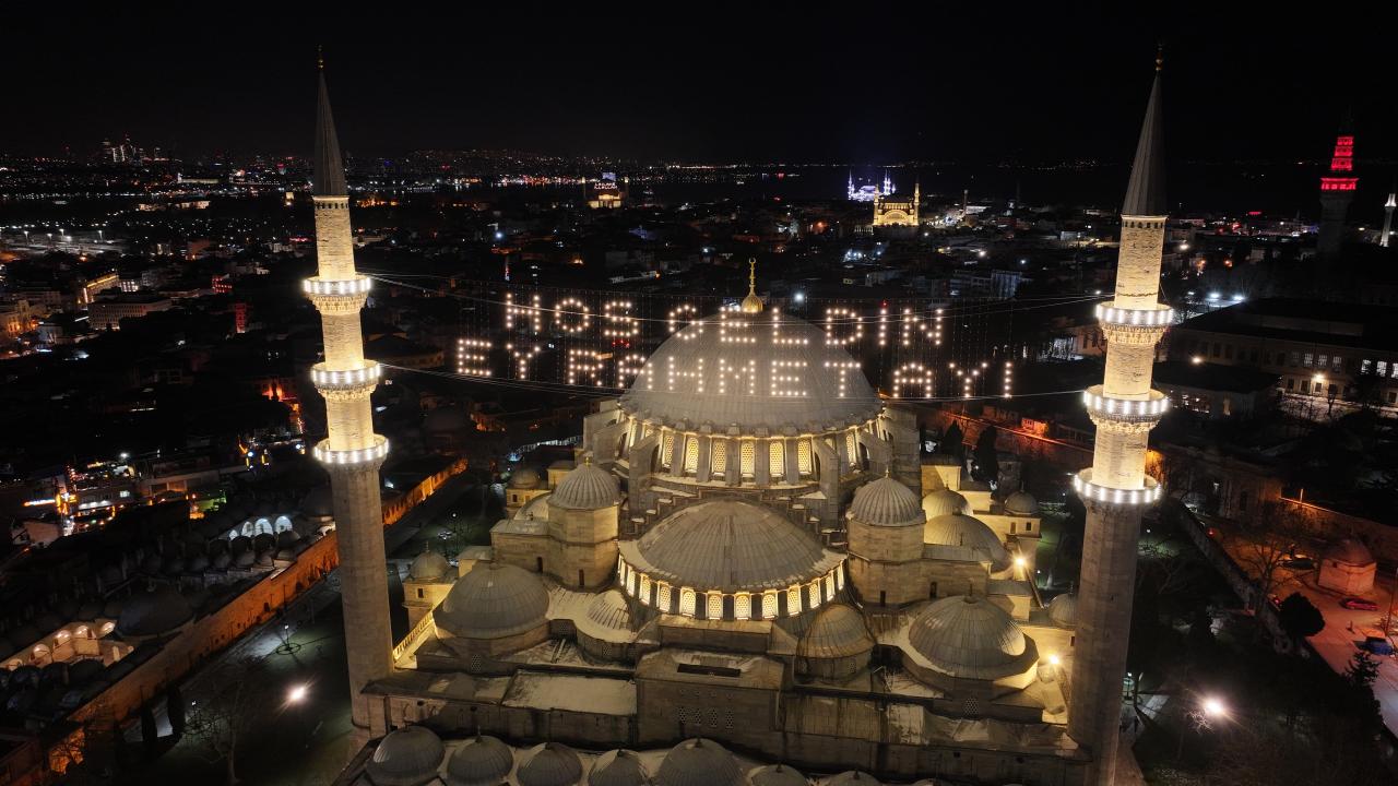 Osmanlı geleneği mahyalar, camilere asılmaya başlandı