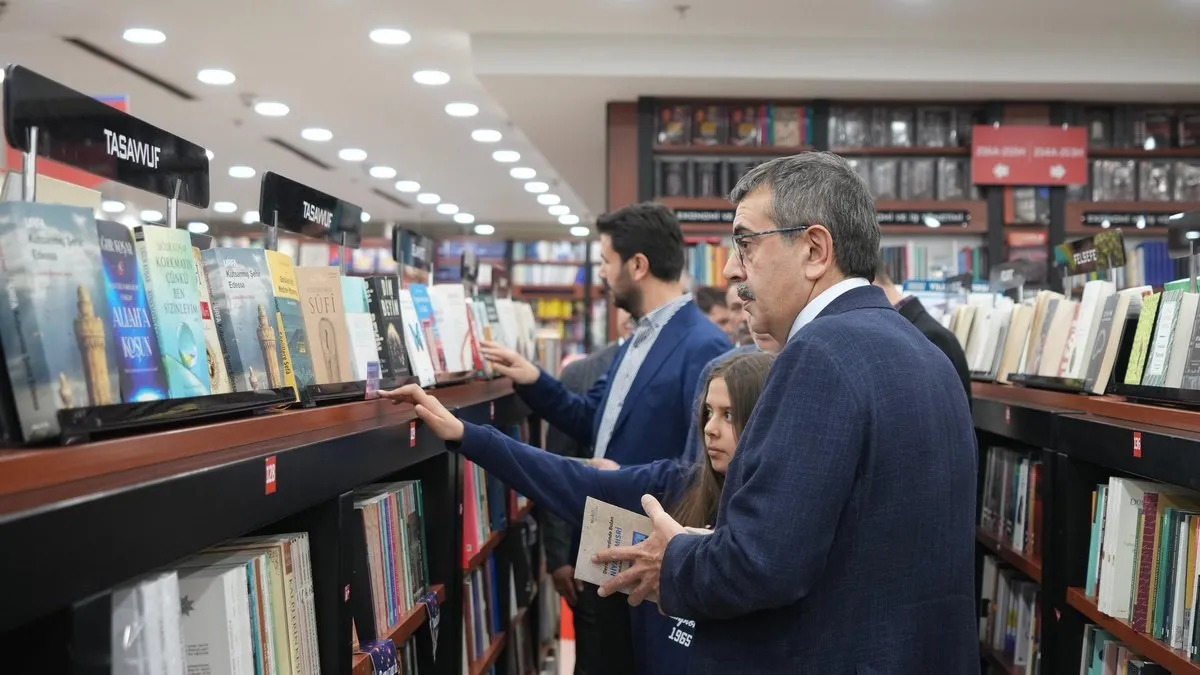 Bakan Tekin’den D&R’a ziyaret! Özgür Özel’e tepki: Bu aziz millet, sizlerin faşizan siyasetinize kendi emeğini yem etmeyecek