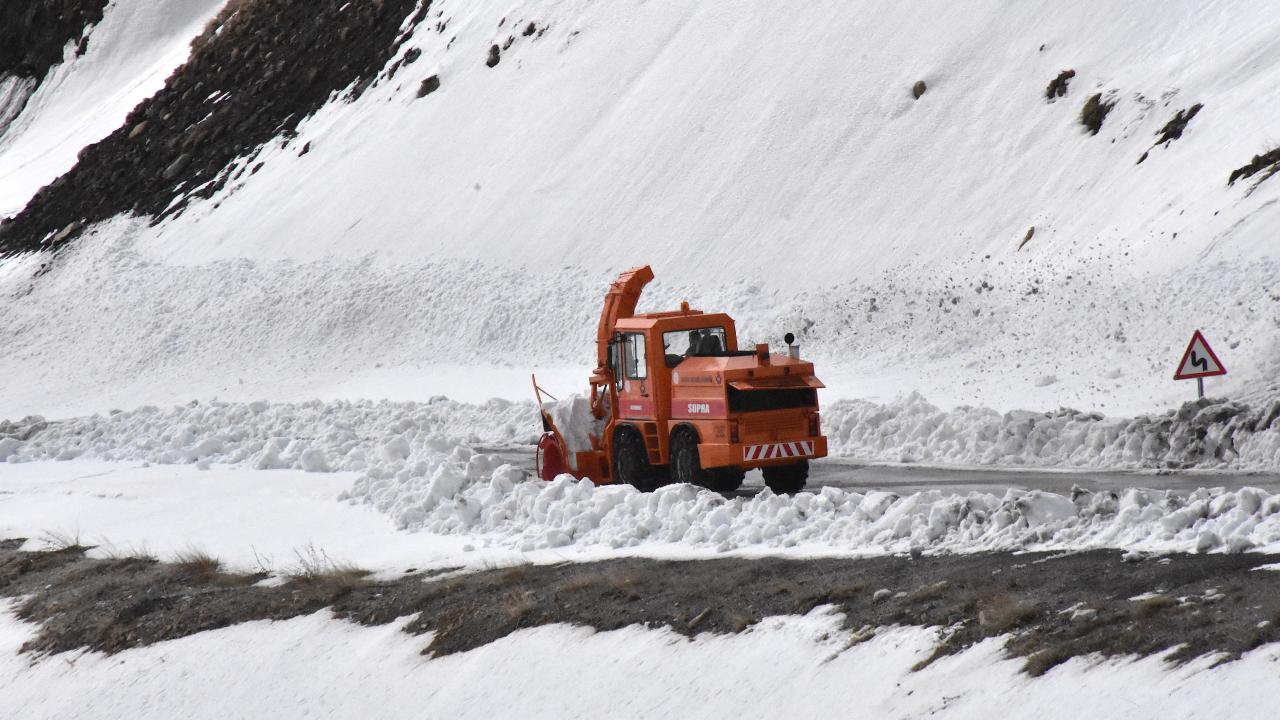 Çığ riski nedeniyle kapalı olan Van-Bahçesaray yolu ulaşıma açıldı