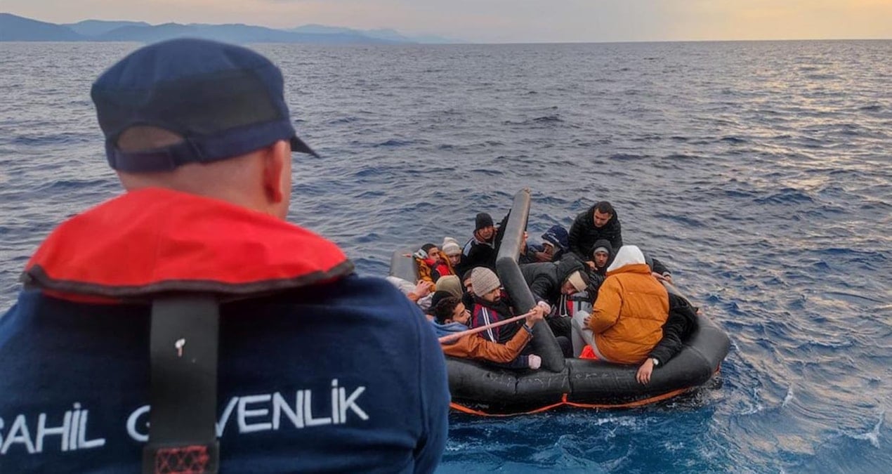 İzmir’de lastik botta 18’i çocuk 36 düzensiz göçmen yakalandı