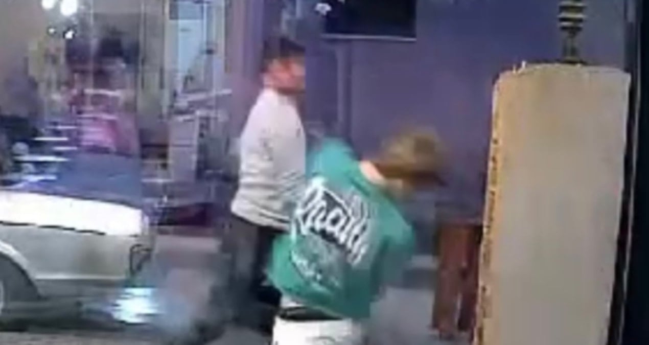 Kafe sahibi ile müşteri arasında çıkan kavga kamerada